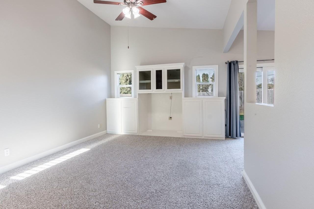 8916 Red Leaf Way - Photo 3 of 27
