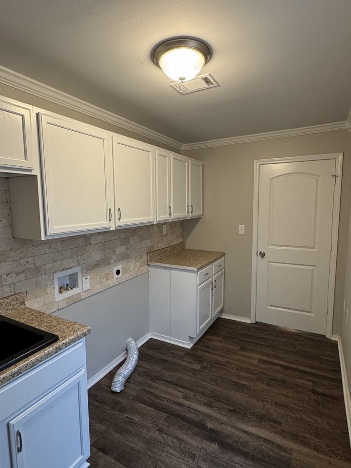 2111 Pattywood Dr - Photo 7 of 31