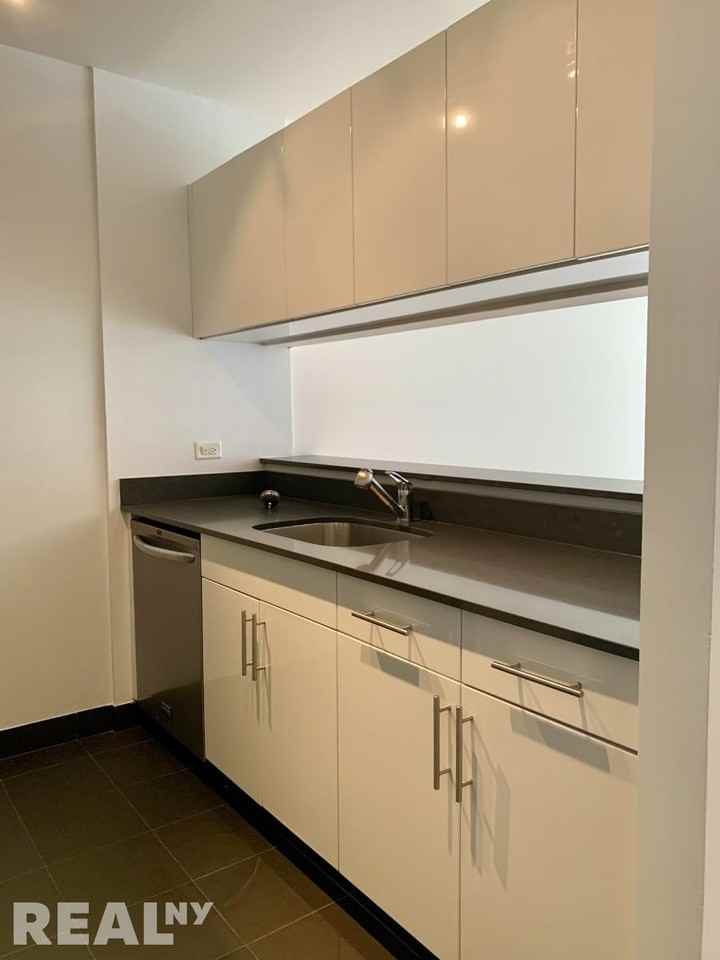 W 26th St #3A - Photo 2 of 7