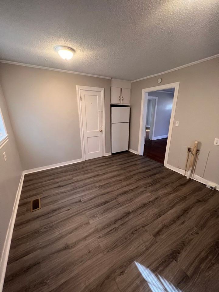 301 Potomac Ave - Photo 4 of 12