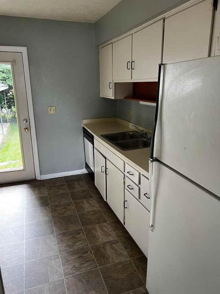 669 Bishop Dr - Photo 7 of 19