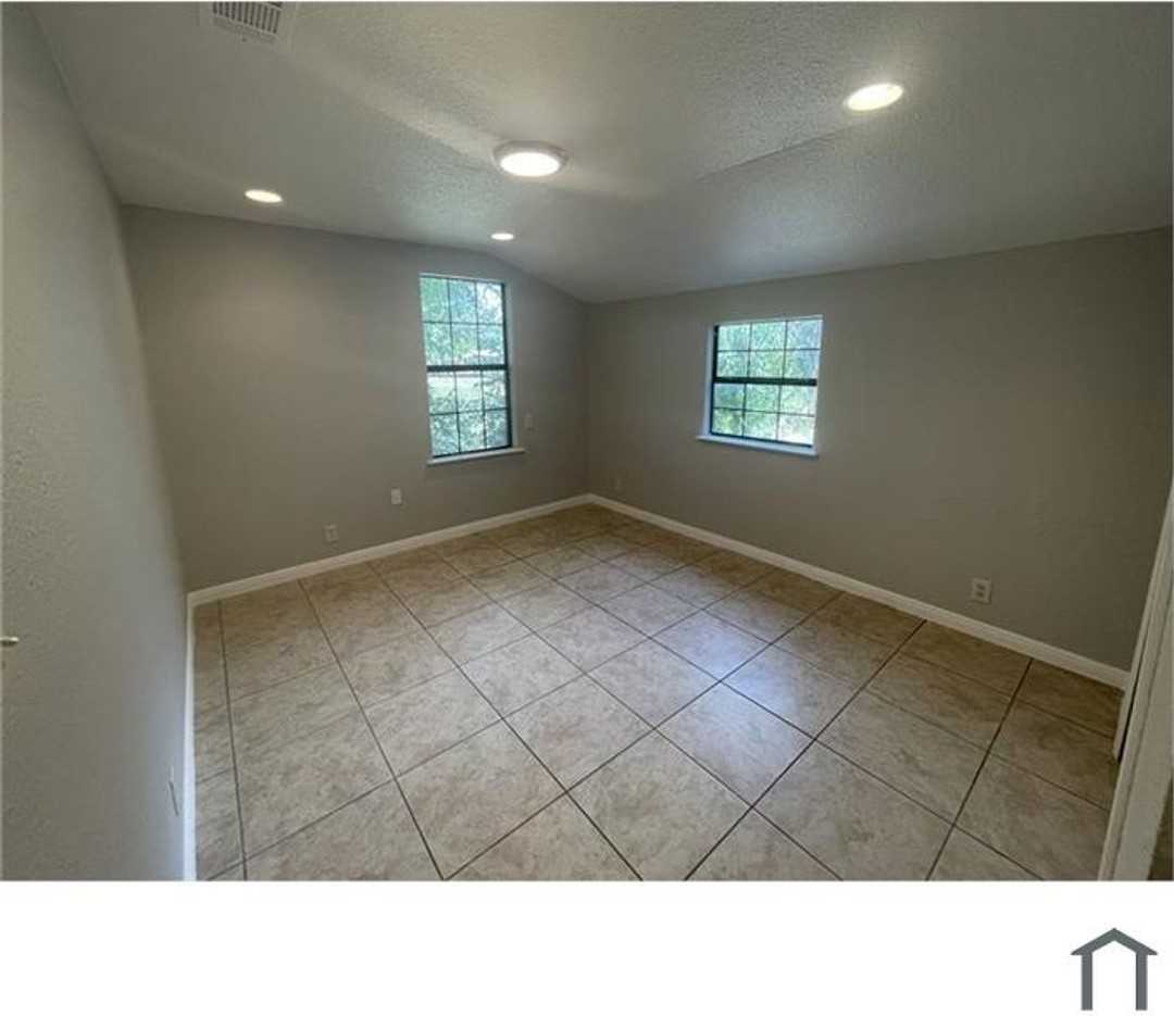 608 E 19th St - Photo 4 of 16