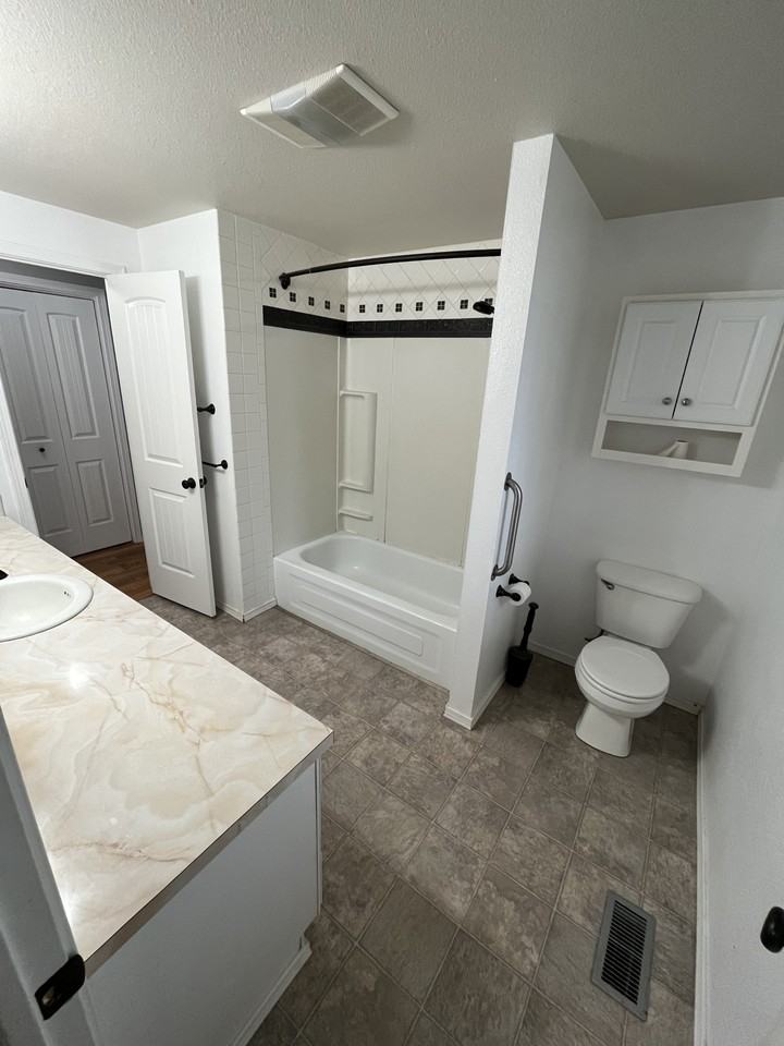 655 Nw 7th St #J - Photo 3 of 5