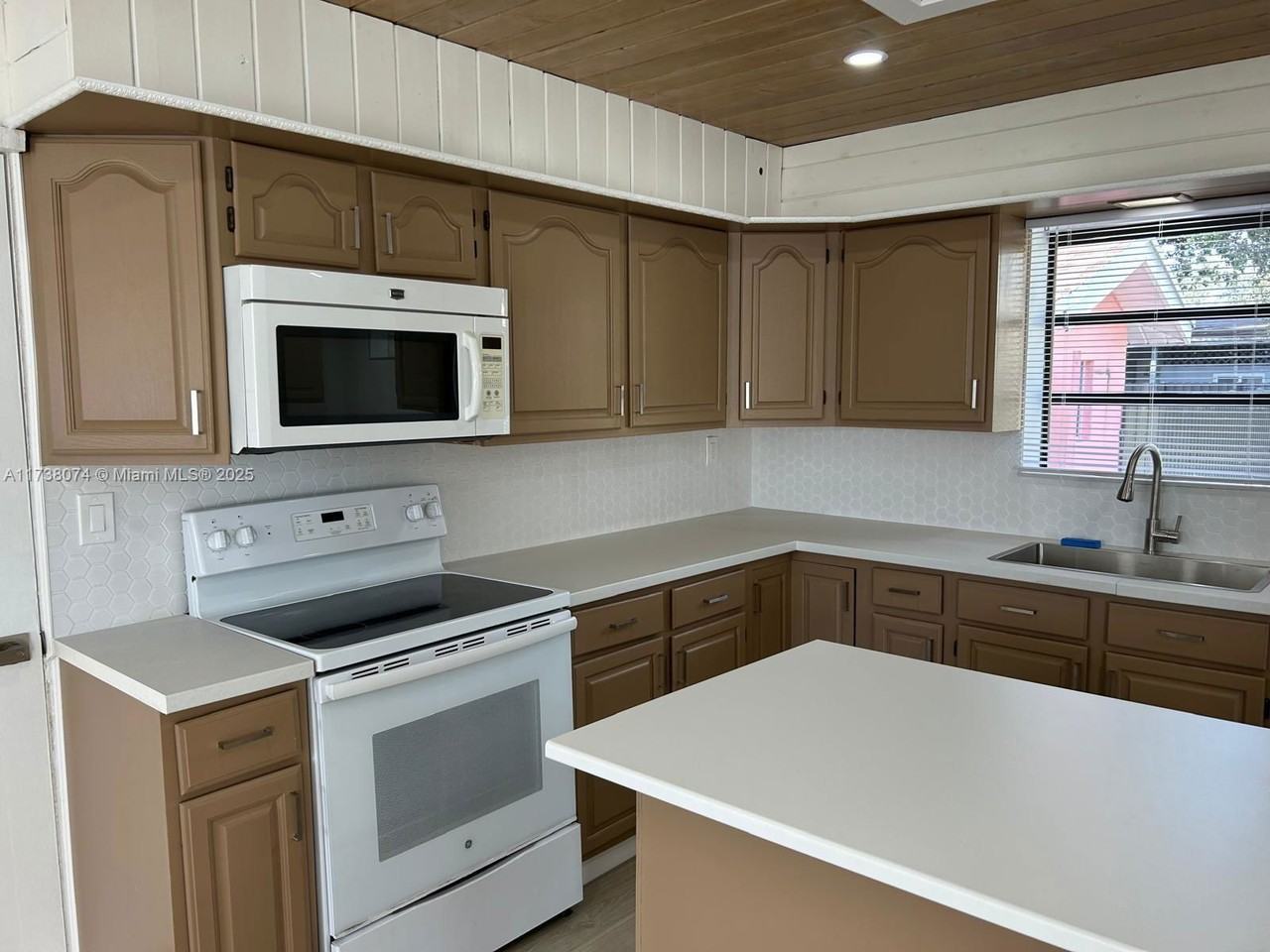 6853 Sw 13th St - Photo 3 of 8