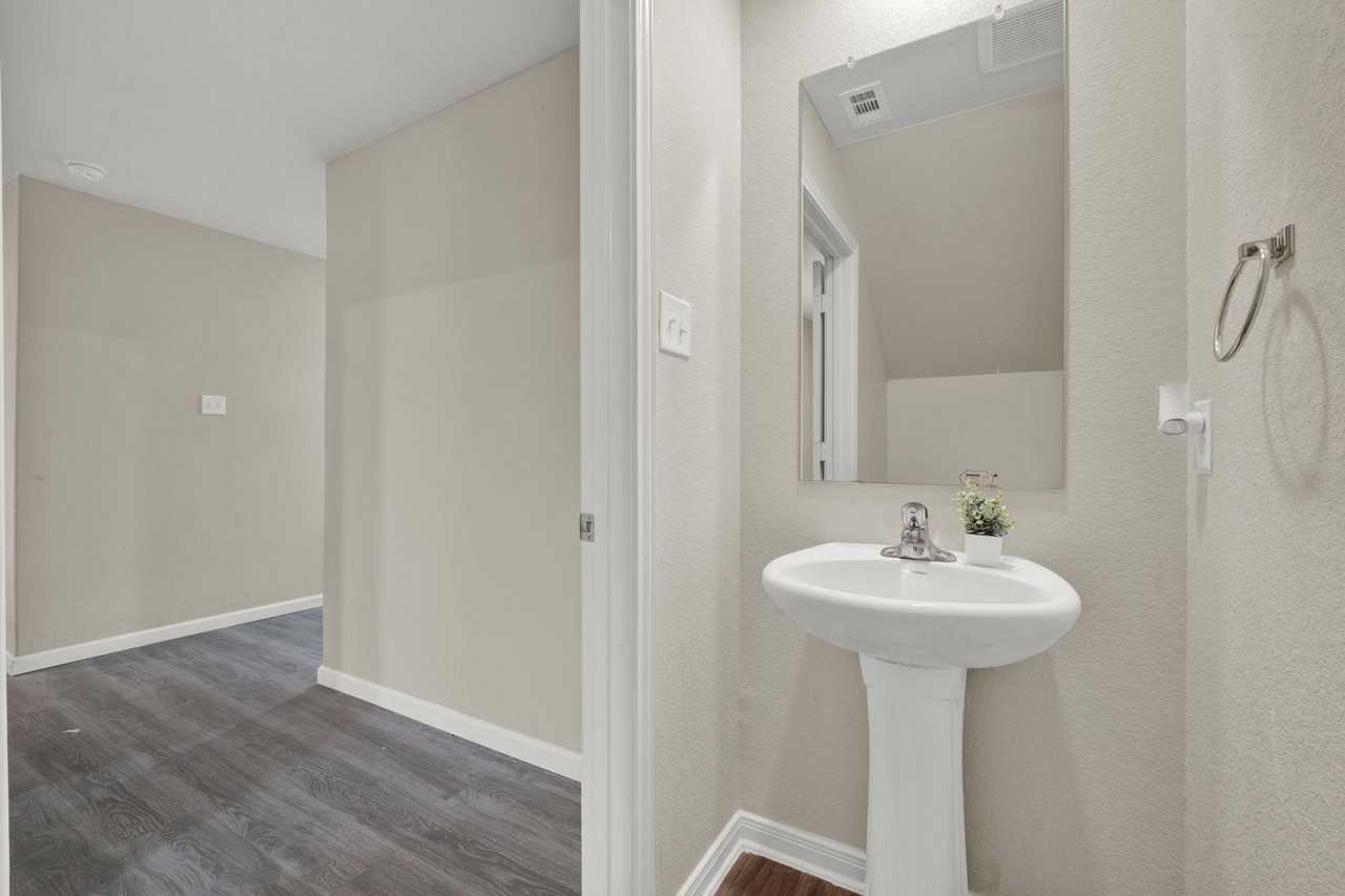 Latour Vly - Photo 3 of 19