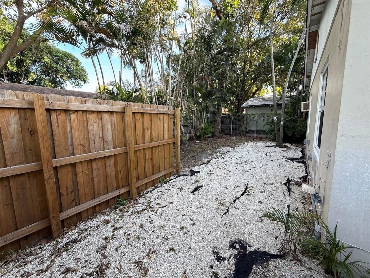 104 Se 20th St - Photo 2 of 8
