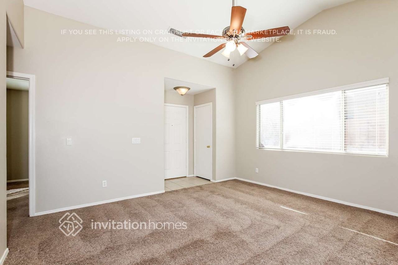 10764 W Rio Vista Ln - Photo 3 of 18