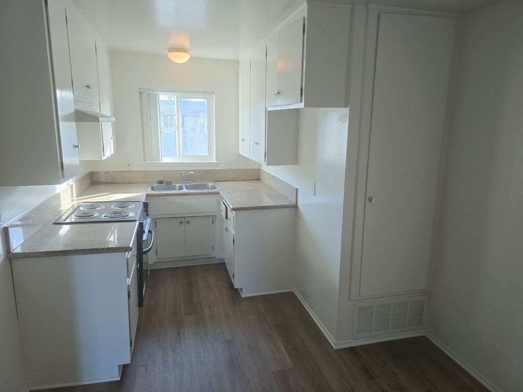 393 N Oak St ##F - Photo 5 of 9