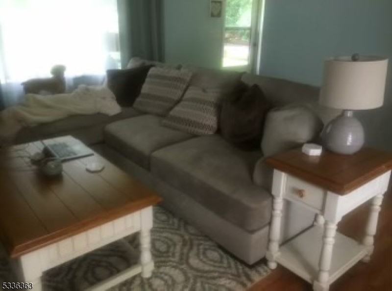 3 Oak Tree Ln - Photo 3 of 7