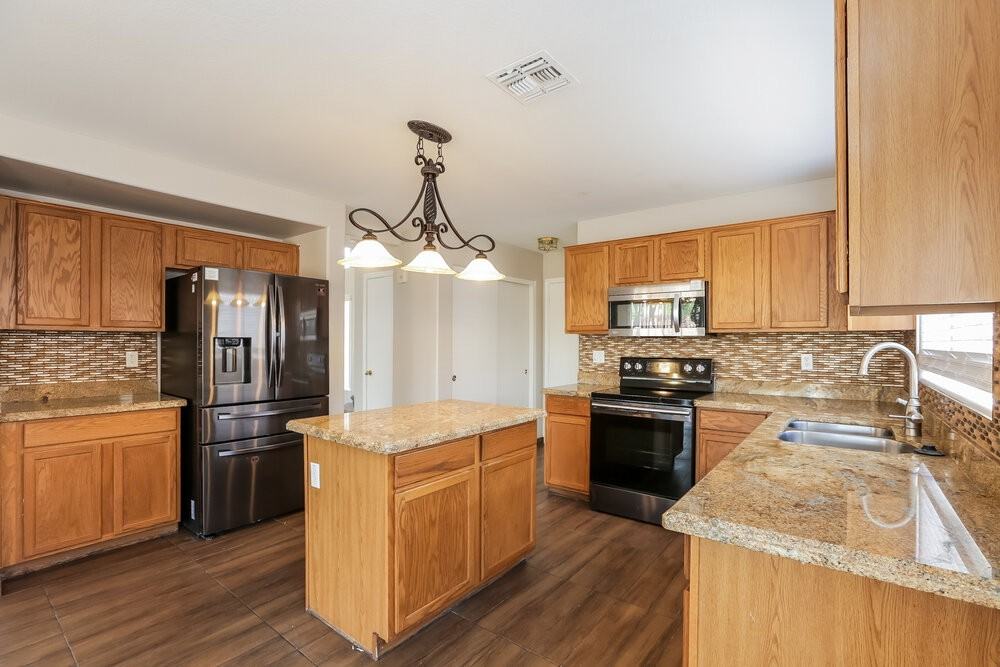 2210 W Saint Catherine Ave - Photo 7 of 17