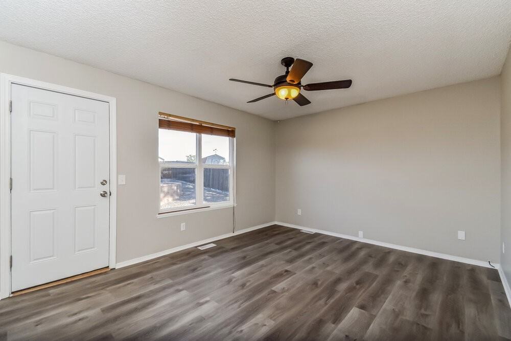 933 Daffodil St - Photo 5 of 18