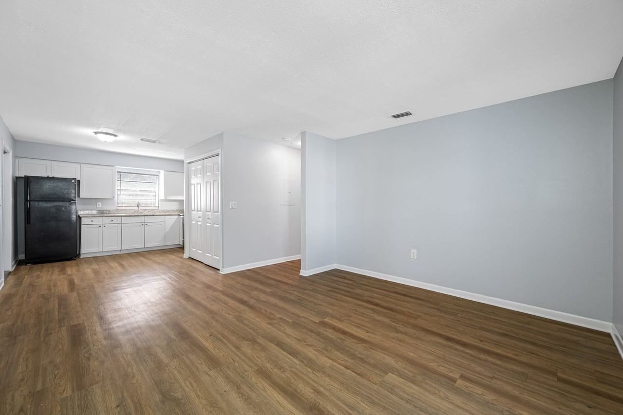 1308 W Waters Ave - Photo 4 of 32