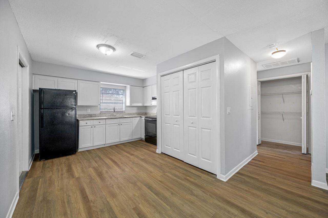 1308 W Waters Ave - Photo 5 of 32