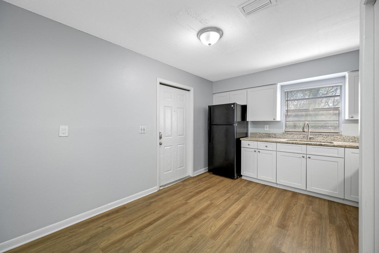 1308 W Waters Ave - Photo 6 of 32