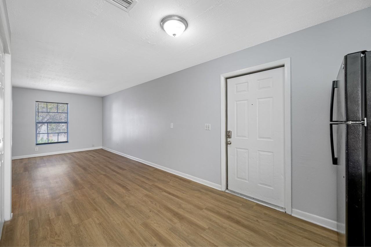 1308 W Waters Ave - Photo 7 of 32