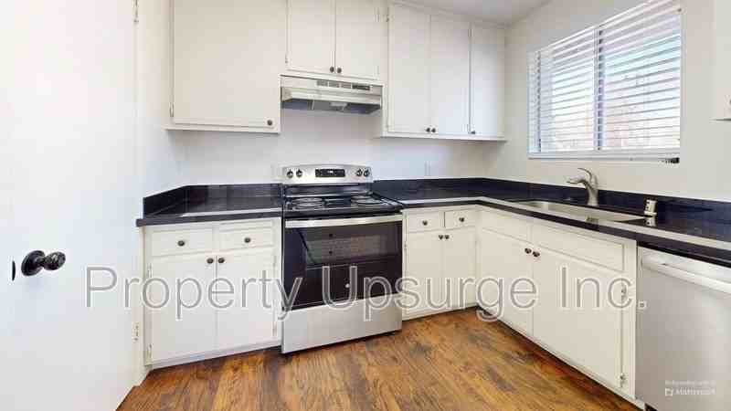 1625 Robinson St - Photo 3 of 13