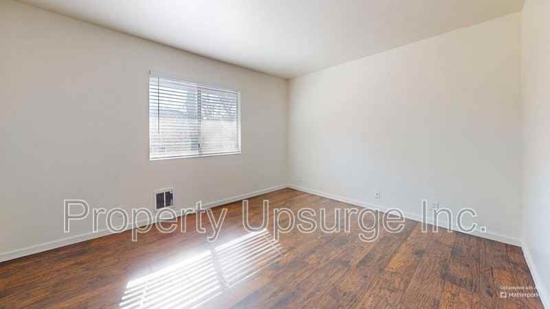 1625 Robinson St - Photo 4 of 13