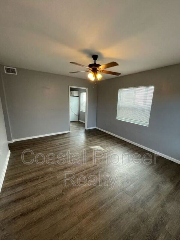 1227 Fargo St S #1 - Photo 7 of 7