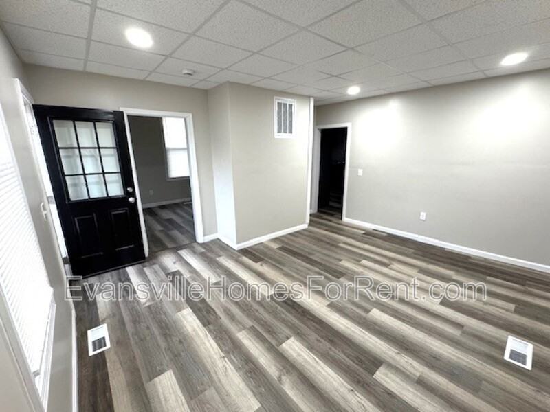 216 Leslie Ave - Photo 2 of 12