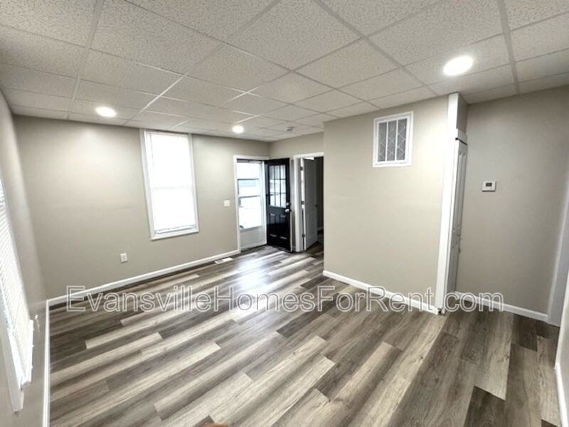 216 Leslie Ave - Photo 3 of 12