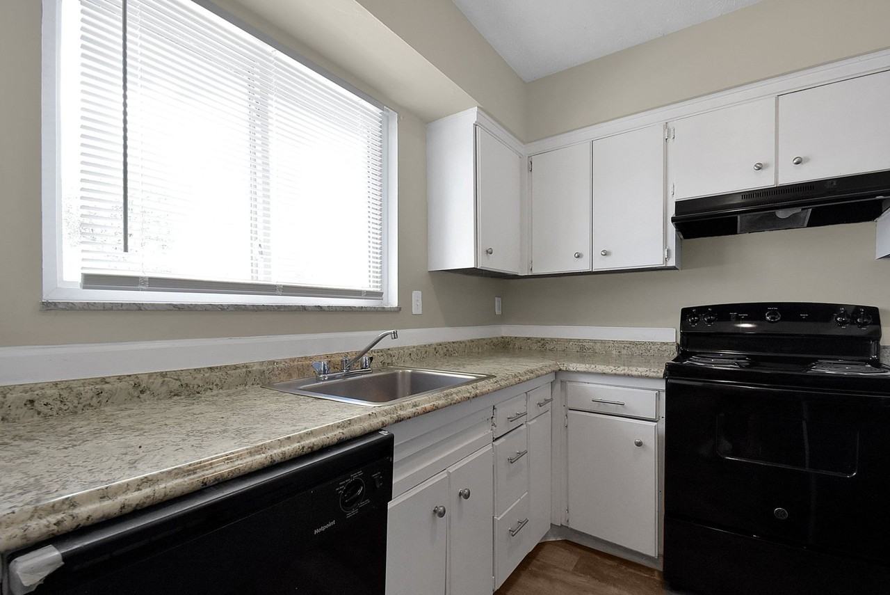 2403 Belcher Dr - Photo 4 of 37