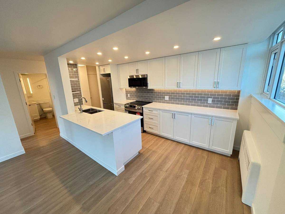 1872 Nelson Street #702