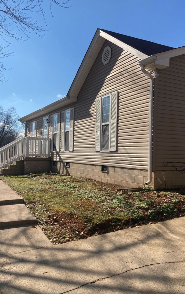 1584 Boxcroft Rd - Photo 2 of 15