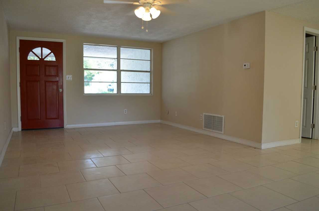 5527 Front Dr - Photo 3 of 15