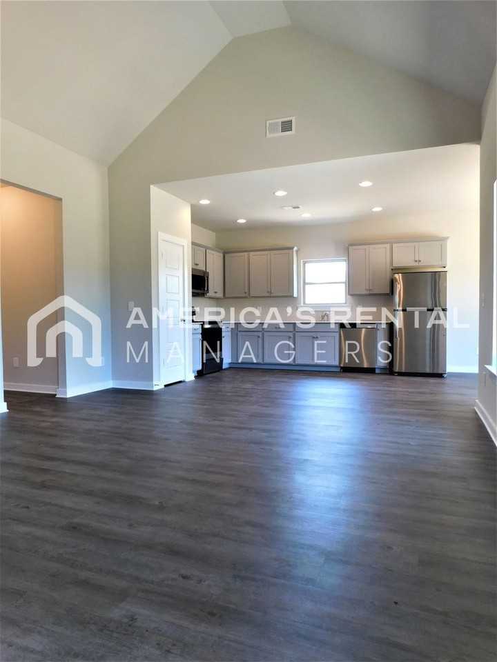 121 Farm Dr - Photo 6 of 25