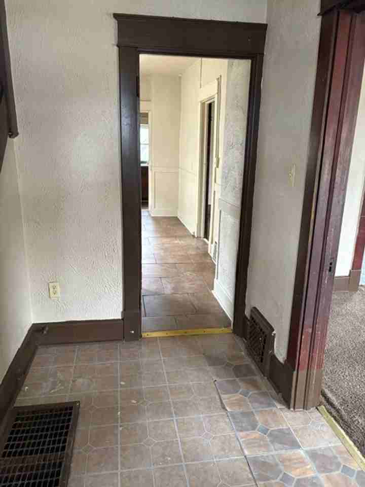 2504 Taft Ave - Photo 2 of 16