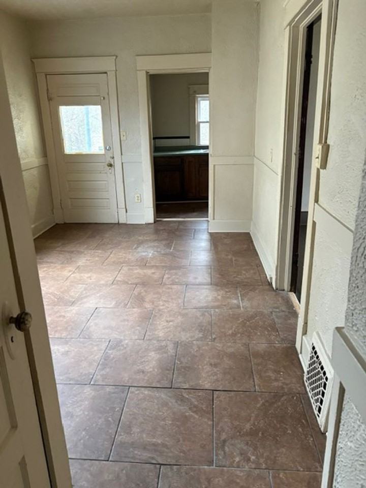 2504 Taft Ave - Photo 3 of 16