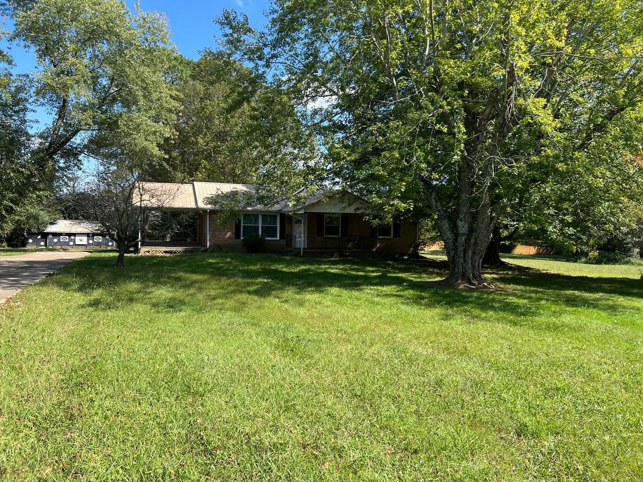 2857 Lylewood Rd - Photo 2 of 31