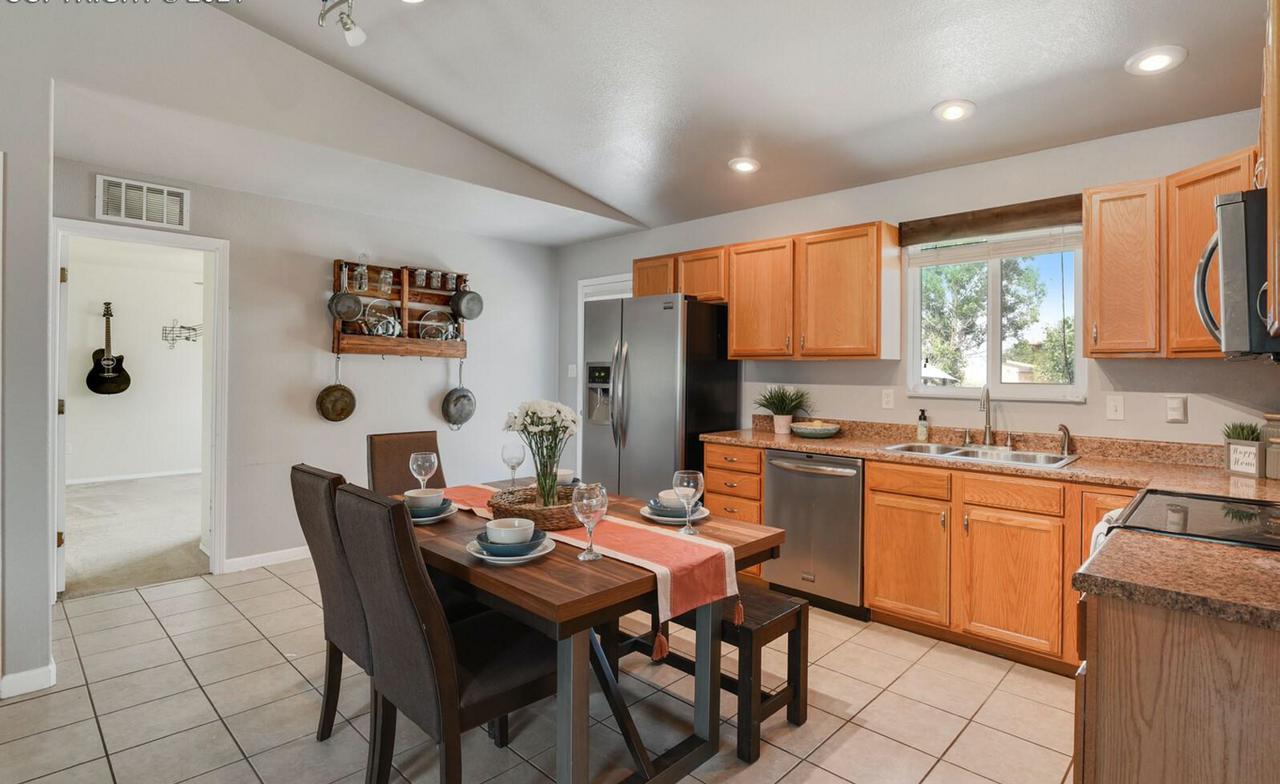 216 S Caddoa Dr - Photo 5 of 13