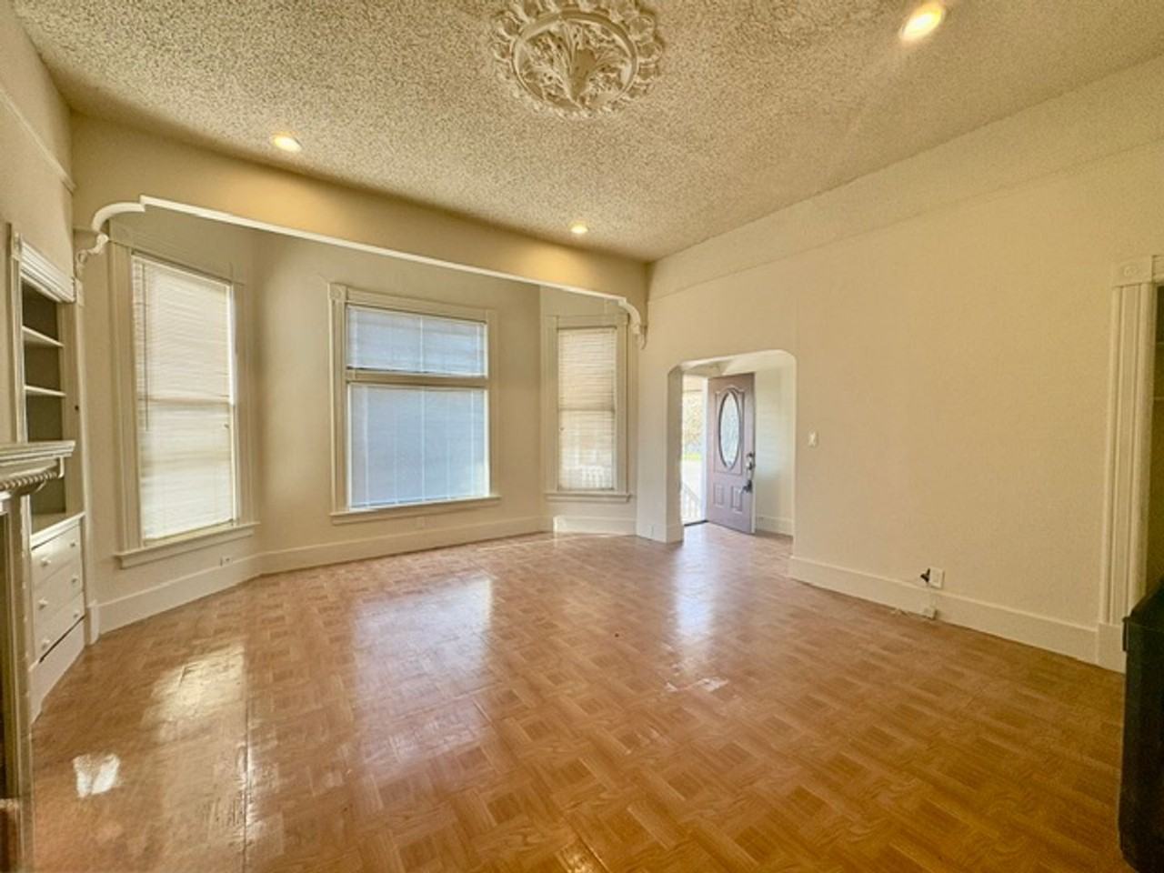 110 Gifford Ave - Photo 5 of 9