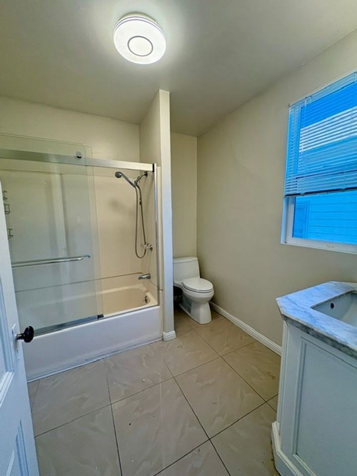 110 Gifford Ave - Photo 7 of 9