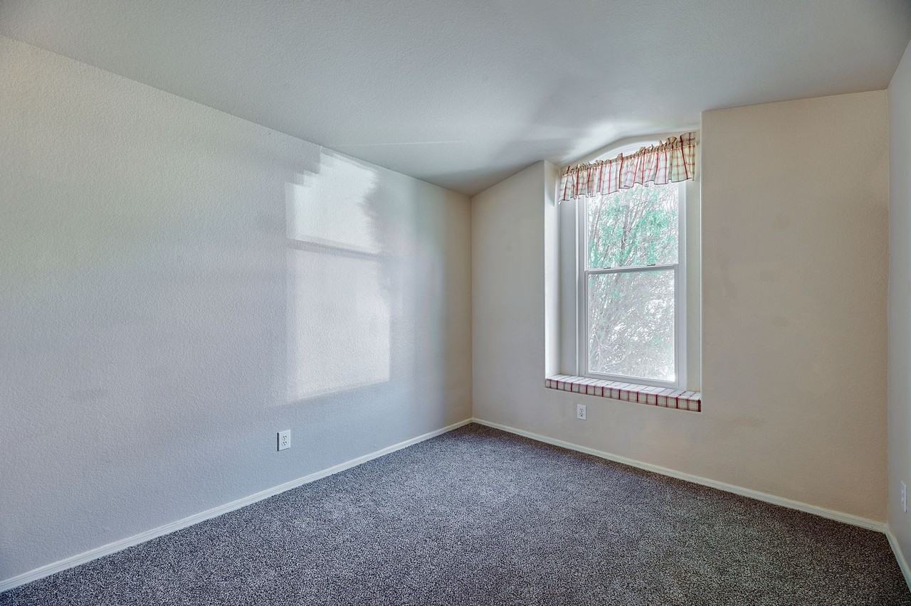 888 N Cole Dr - Photo 4 of 25