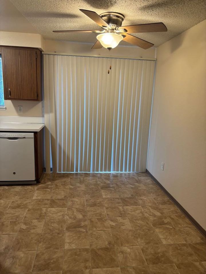 1 Bedroom 1 Bathroom at Hollywood Park Apartments - Photo 4 of 15