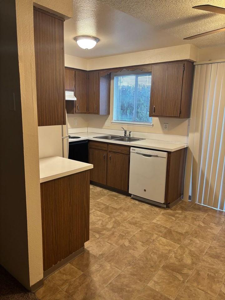 1 Bedroom 1 Bathroom at Hollywood Park Apartments - Photo 5 of 15