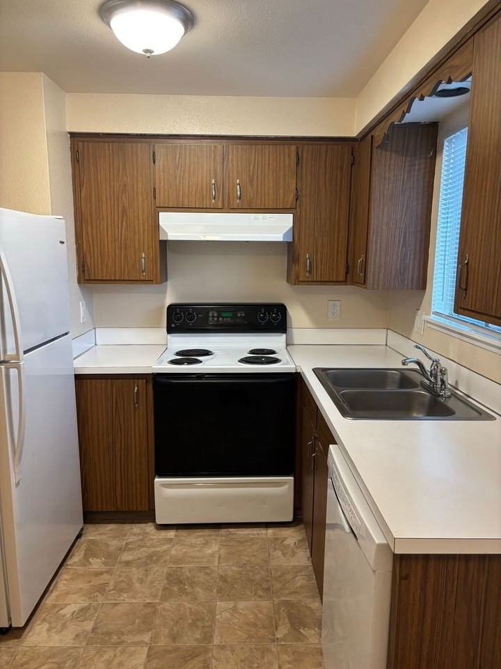 1 Bedroom 1 Bathroom at Hollywood Park Apartments - Photo 7 of 15