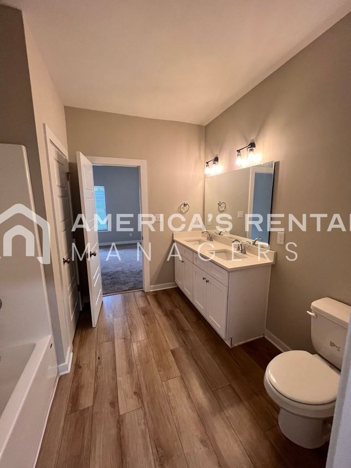 303 Kennesaw Ave - Photo 4 of 32