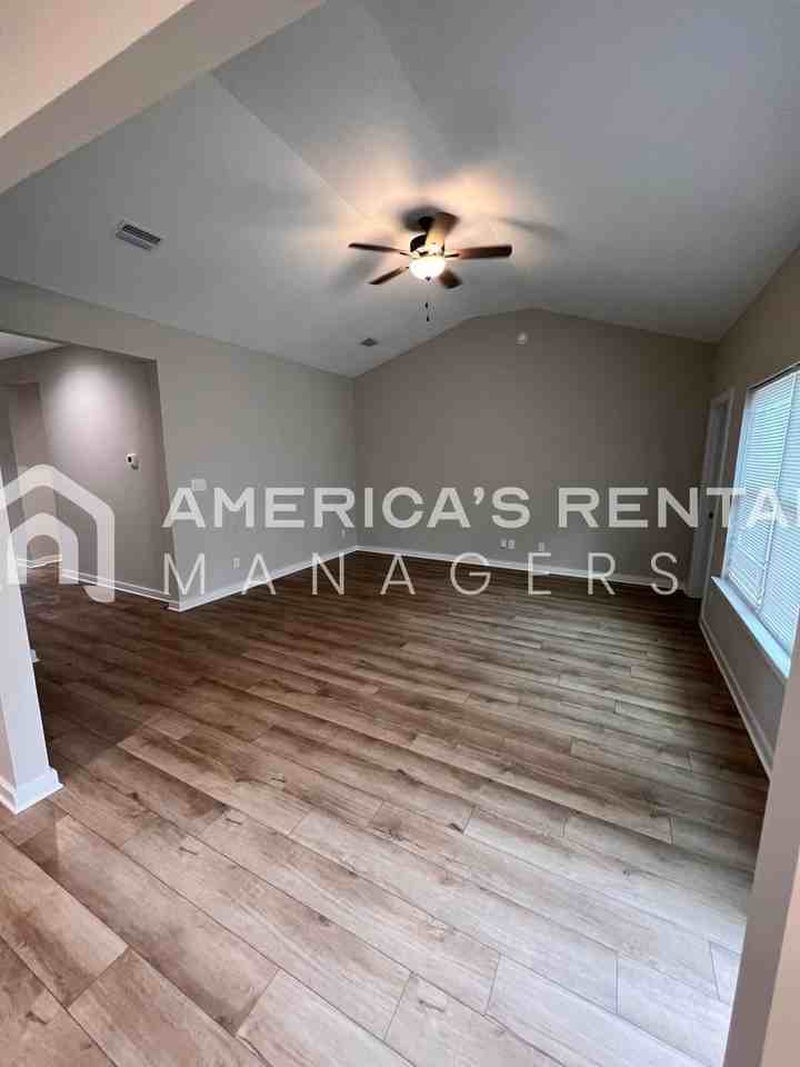 303 Kennesaw Ave - Photo 5 of 32