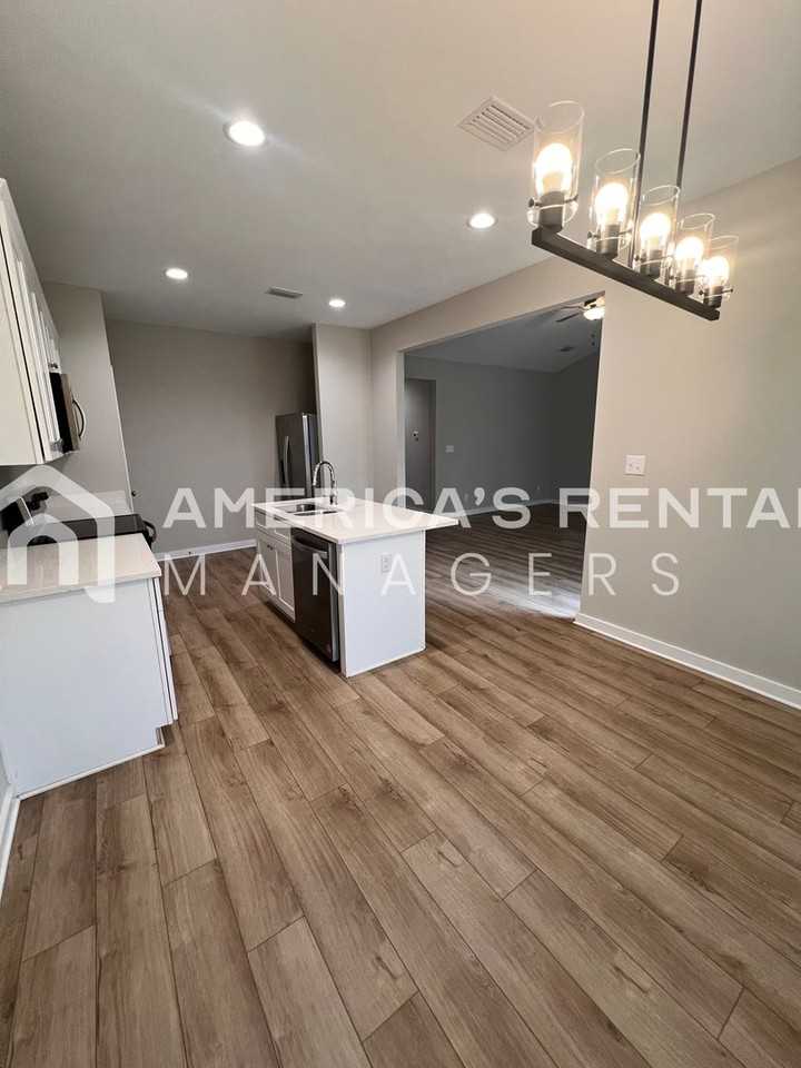 303 Kennesaw Ave - Photo 6 of 32