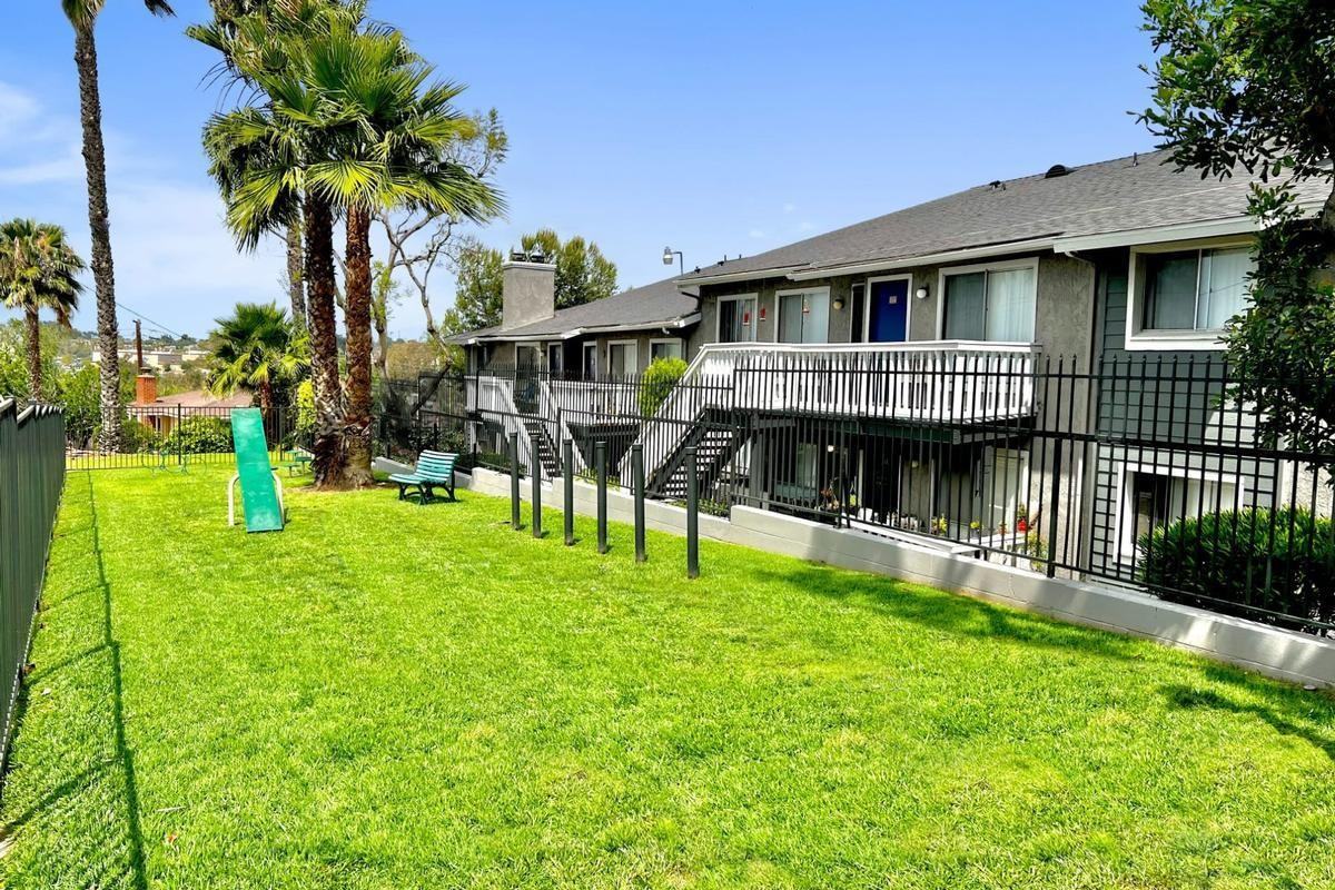 3262 College Pl - Photo 4 of 19