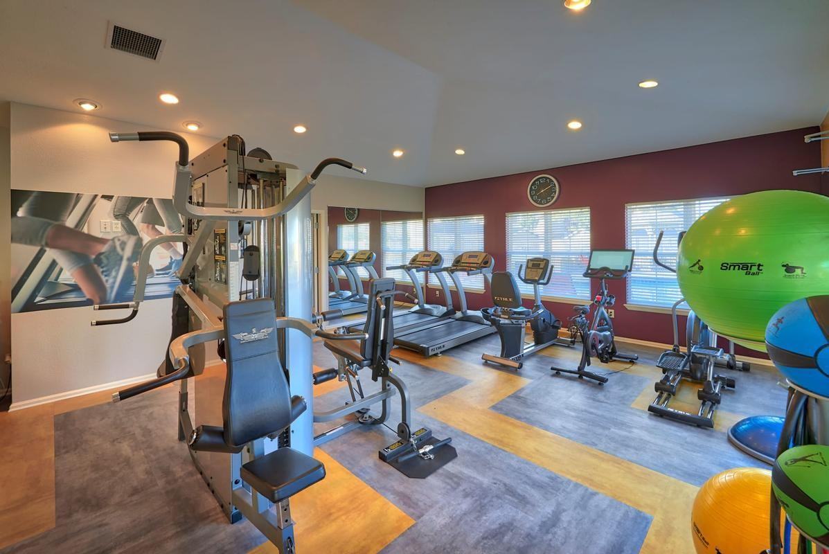 445 Helena St - Photo 3 of 18