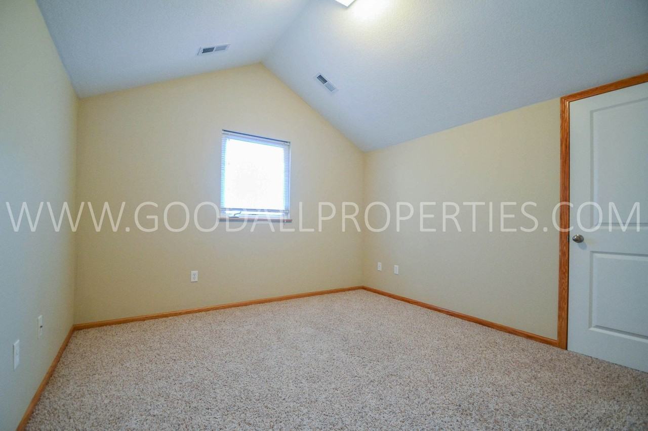 4308 152nd Pl - Photo 7 of 11