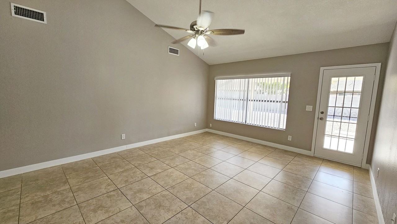 10127 W Orange Dr - Photo 3 of 23