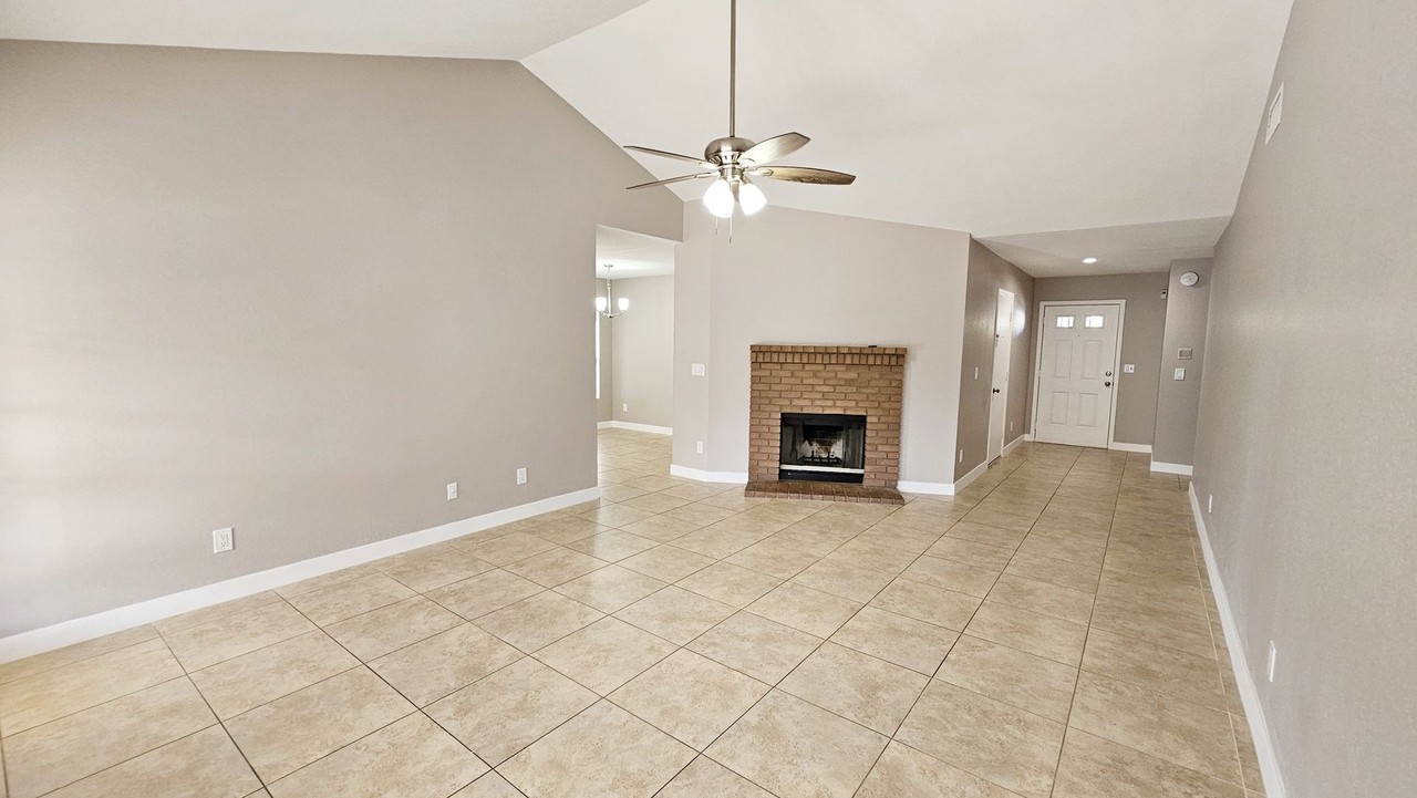 10127 W Orange Dr - Photo 4 of 23