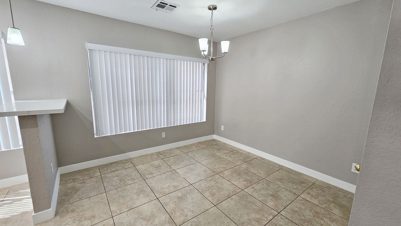 10127 W Orange Dr - Photo 5 of 23