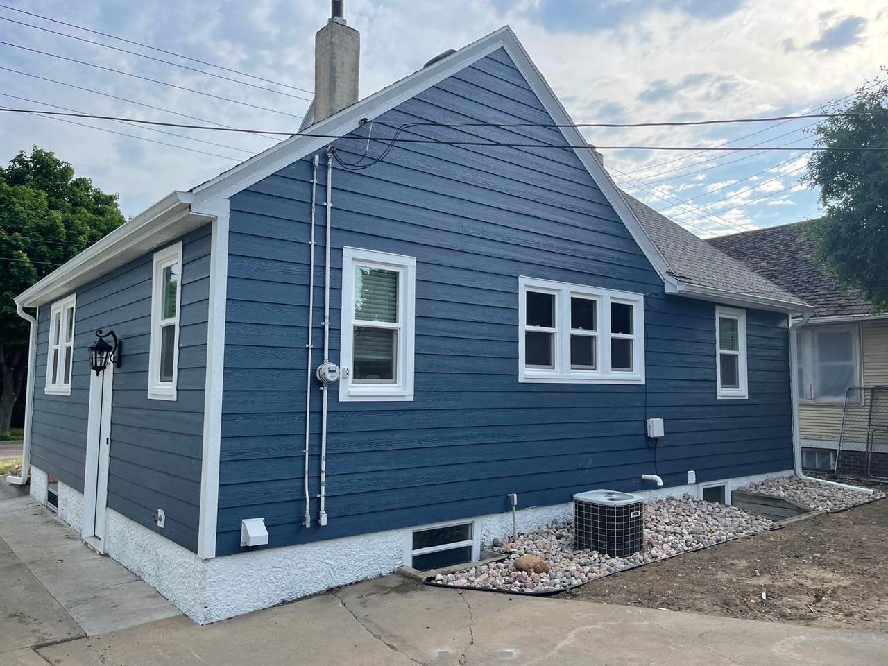 821 W 22nd St - Photo 3 of 12