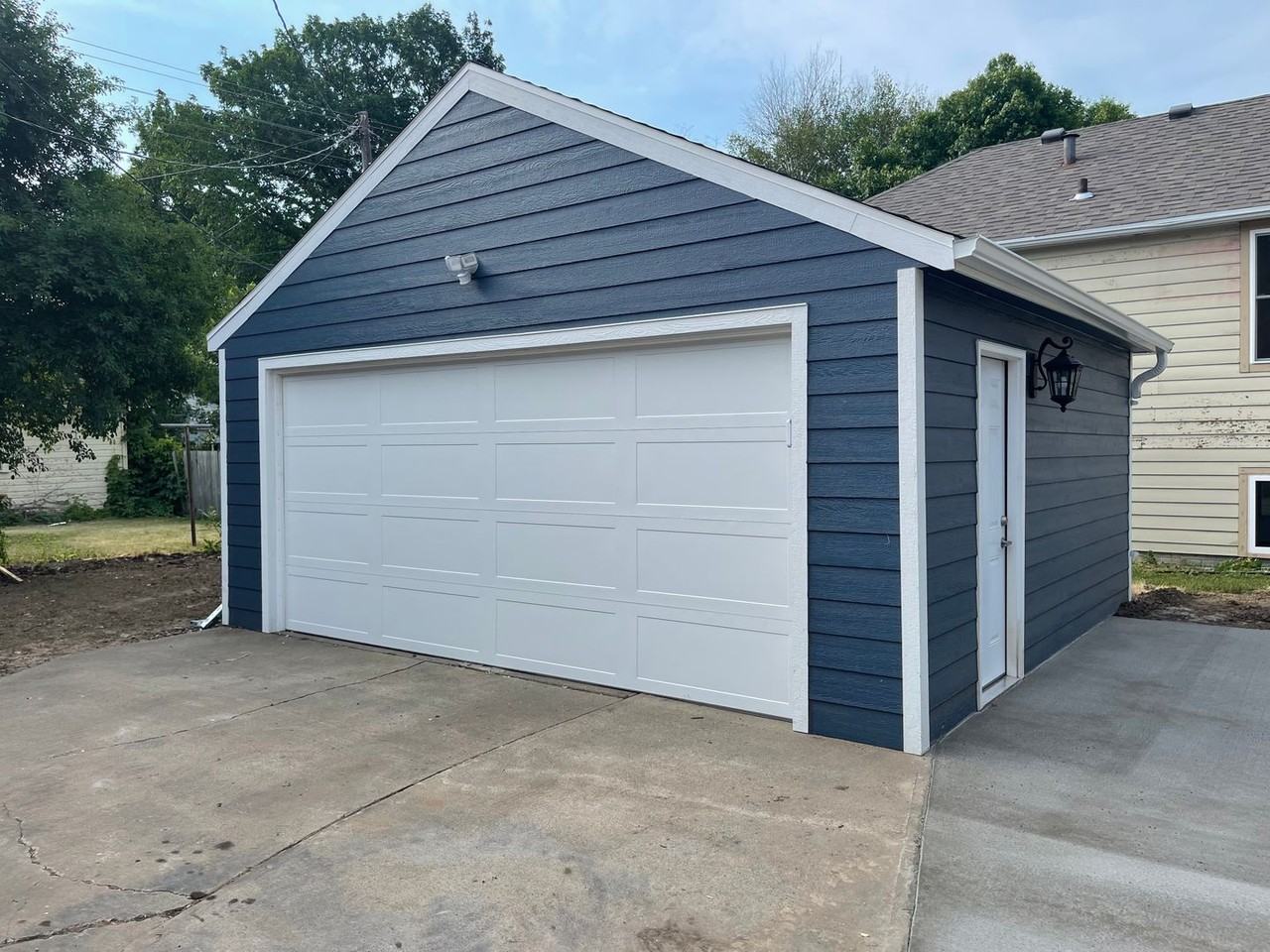 821 W 22nd St - Photo 4 of 12